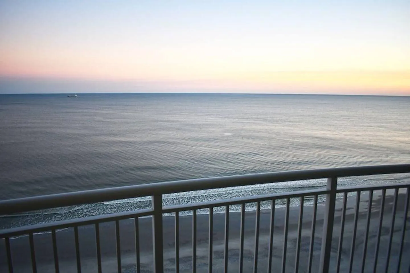 Oceanfront Penthouse 14F · Sleep 8 Walk2 Boardwalk — photo 4 of 8