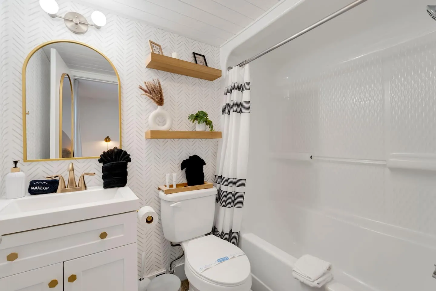 BohoChic Oceanfront Oasis · Panoramic Views · NEW — photo 5 of 8